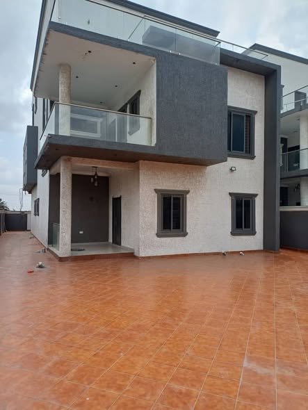 EXECUTIVE5-BEDROOM TOWNHOME FOR SALE@ ACHIMOTA MILE7